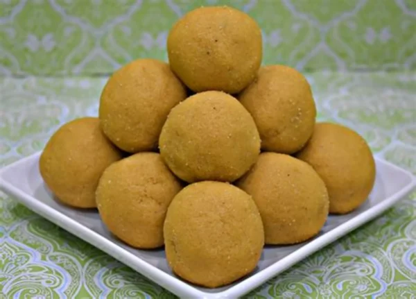 Besan Ladoo (ਬੇਸਨ ਲੱਡੂ)